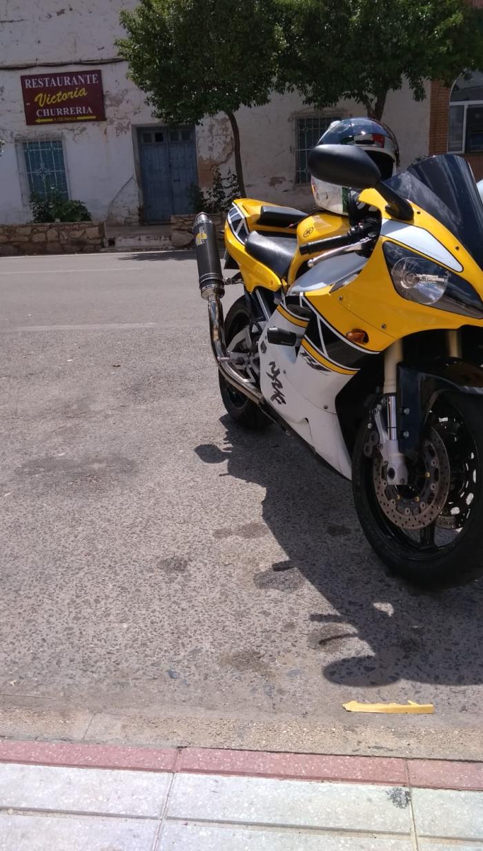 moto yamaha r1 amarilla