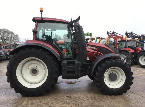 Valtra T214 Tractor Twin Track Reverse Drive (ST3977)