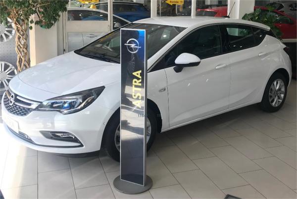 Opel astra 5 puertas Gasolina del año 2018